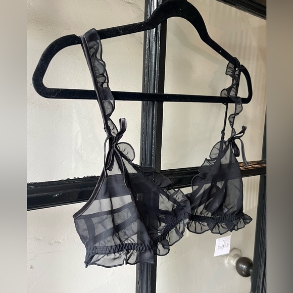 NWT Fredrick’s of Hollywood Black Sheer Ruffle & Bow Trim Lingerie Bra - Picture 1 of 3